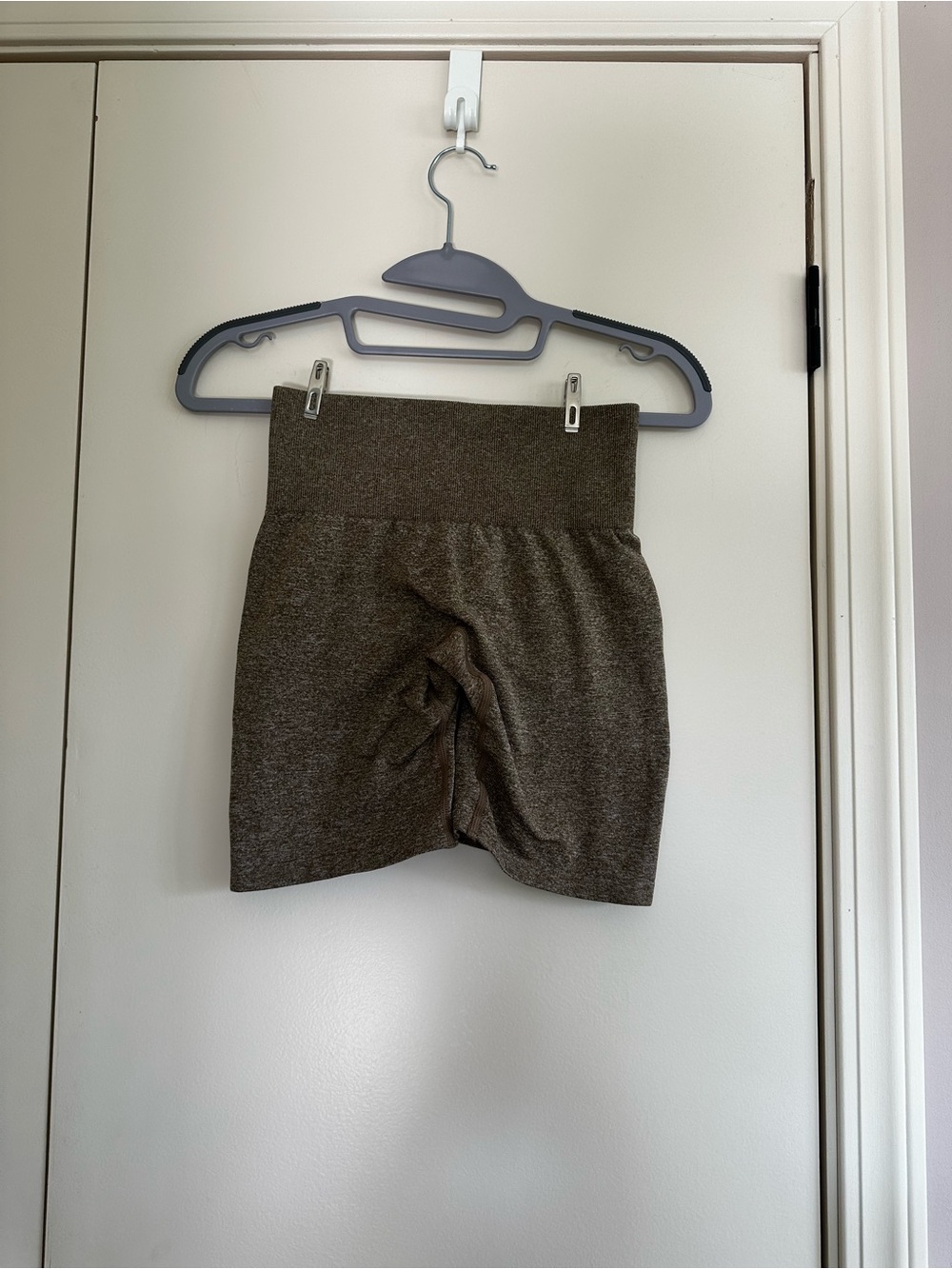 NVGTAN MOCHA SCRUNCH SEAMLESS SHORTS